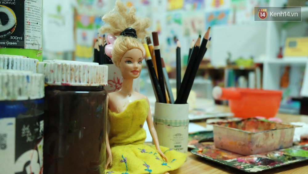 Gặp người đứng sau những bức tranh sắc màu trong ngõ hẻm Sài Gòn: nữ giáo viên dạy vẽ cho trẻ tự kỷ - Ảnh 3. Gặp người đứng sau những bức tranh sắc màu trong ngõ hẻm Sài Gòn: nữ giáo viên dạy vẽ cho trẻ tự kỷ - Ảnh 3.