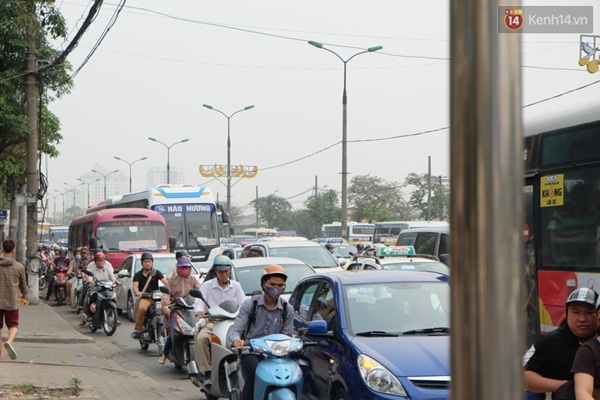 Trước ngày nghỉ lễ Giỗ tổ Hùng Vương, dòng người đổ ra các bến xe, sân bay  đông nghịt - Ảnh 7.