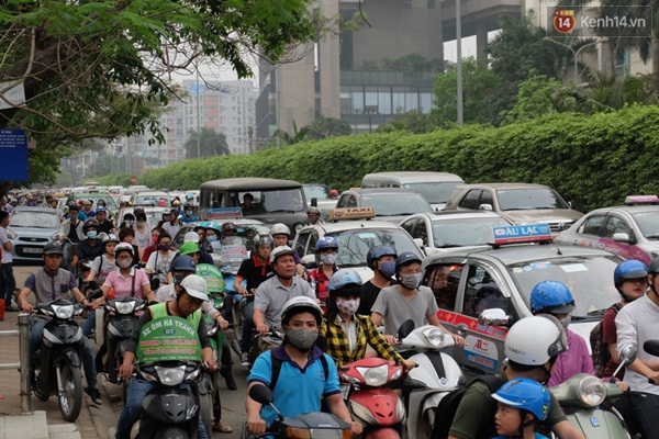 Trước ngày nghỉ lễ Giỗ tổ Hùng Vương, dòng người đổ ra các bến xe, sân bay  đông nghịt - Ảnh 1.