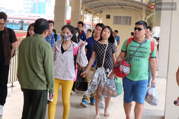 Người dân trở lại Hà Nội, Sài Gòn sau kỳ nghỉ lễ kéo dài 3 ngày - Ảnh 2.