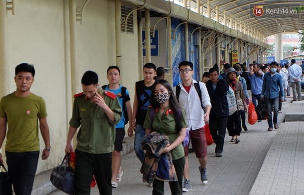 Người dân trở lại Hà Nội, Sài Gòn sau kỳ nghỉ lễ kéo dài 3 ngày - Ảnh 7.