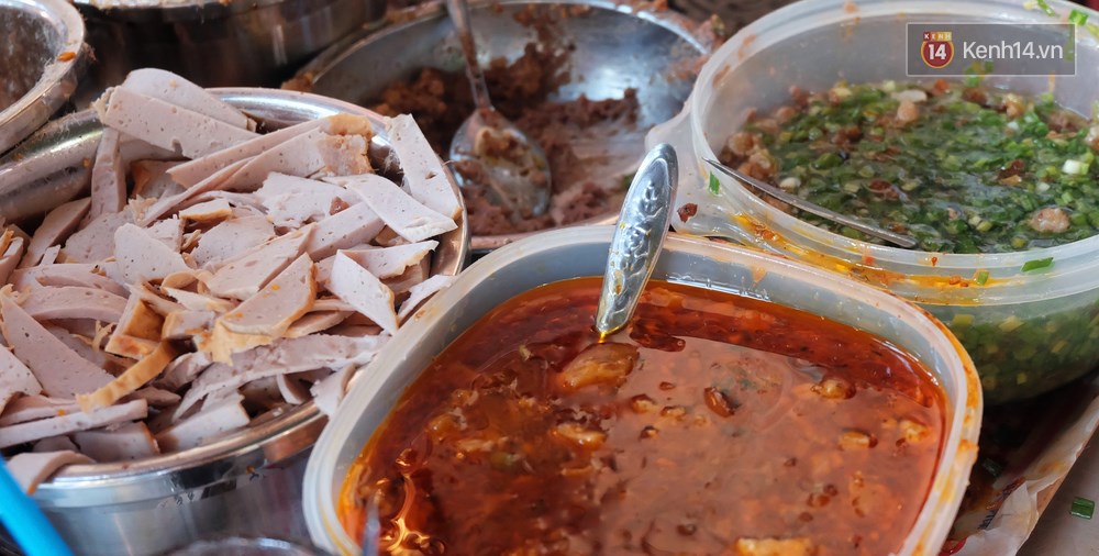 Vừa ăn vừa khóc với món xôi cay gần 50 năm luôn hút khách ở Sài Gòn - Ảnh 8. Vừa ăn vừa khóc với món xôi cay gần 50 năm luôn hút khách ở Sài Gòn - Ảnh 8.