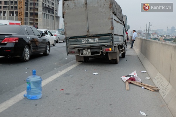 Hà Nội: Tai nạn giao thông nghiêm trọng, hàng nghìn ô tô chôn chân trên đường cao tốc trên cao - Ảnh 3.