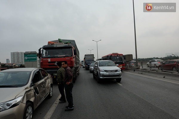 Hà Nội: Tai nạn giao thông nghiêm trọng, hàng nghìn ô tô chôn chân trên đường cao tốc trên cao - Ảnh 6.