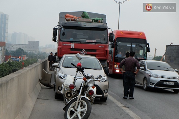 Hà Nội: Tai nạn giao thông nghiêm trọng, hàng nghìn ô tô chôn chân trên đường cao tốc trên cao - Ảnh 1.