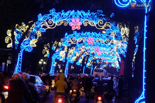 Chùm ảnh: Rực rỡ đèn hoa trang trí Tết trên các tuyến đường trung tâm Sài Gòn - Ảnh 2.