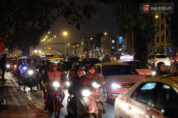Tắc nghẽn trên nhiều tuyến phố Hà Nội ngày mưa rét - Ảnh 2.