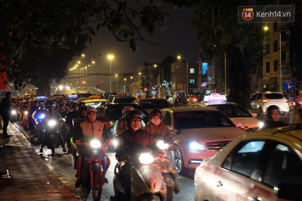 Tắc nghẽn tr&ecirc;n nhiều tuyến phố H&agrave; Nội ng&agrave;y mưa r&eacute;t - Ảnh 2.