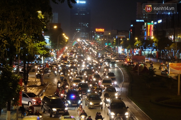 Tắc nghẽn tr&ecirc;n nhiều tuyến phố H&agrave; Nội ng&agrave;y mưa r&eacute;t - Ảnh 5.