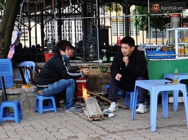 Hà Nội rét 10 độ C, người dân ra đường chật vật vì cái rét cắt da cắt thịt - Ảnh 10.