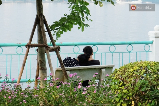 Quanh hồ T&acirc;y đ&atilde; giảm m&ugrave;i h&ocirc;i thối nồng nặc, c&aacute; chết vẫn đang tiếp tục được thu dọn - Ảnh 20.