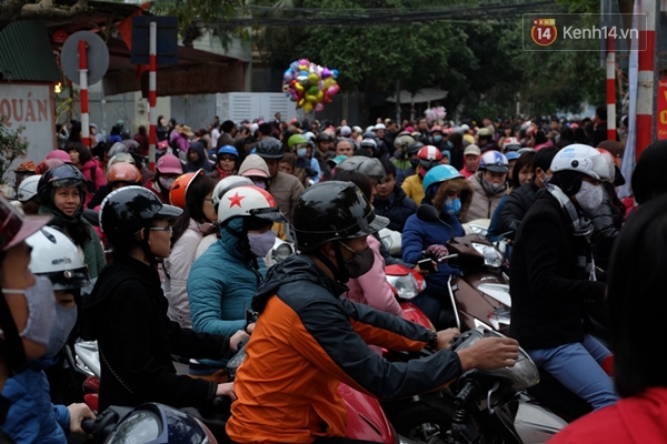 Hà Nội: Dòng người đông khủng khiếp đổ về Phủ Tây Hồ trong ngày đầu đi làm - Ảnh 1.