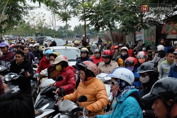 Hà Nội: Dòng người đông khủng khiếp đổ về Phủ Tây Hồ trong ngày đầu đi làm - Ảnh 3.