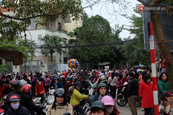 Hà Nội: Dòng người đông khủng khiếp đổ về Phủ Tây Hồ trong ngày đầu đi làm - Ảnh 4.