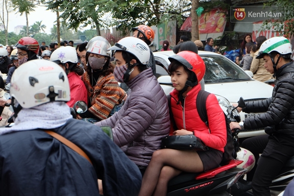 Hà Nội: Dòng người đông khủng khiếp đổ về Phủ Tây Hồ trong ngày đầu đi làm - Ảnh 5.