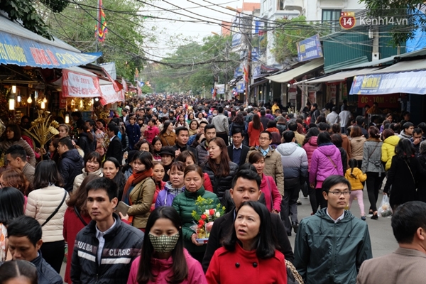 Hà Nội: Dòng người đông khủng khiếp đổ về Phủ Tây Hồ trong ngày đầu đi làm - Ảnh 10.