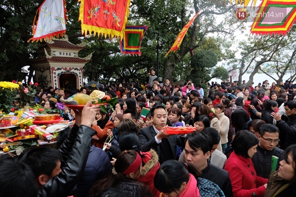 Hà Nội: Dòng người đông khủng khiếp đổ về Phủ Tây Hồ trong ngày đầu đi làm - Ảnh 12.