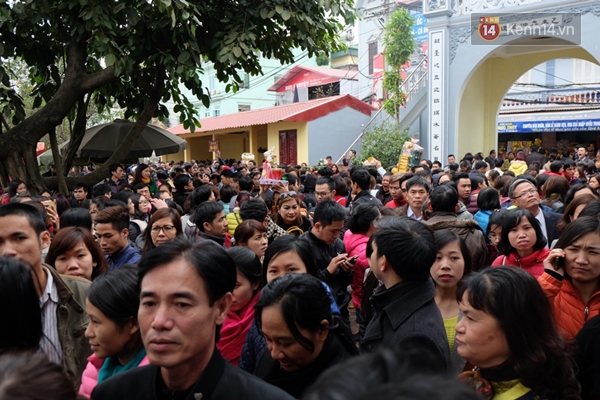 Hà Nội: Dòng người đông khủng khiếp đổ về Phủ Tây Hồ trong ngày đầu đi làm - Ảnh 15.