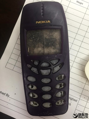 Điện thoại cục gạch Nokia được tìm thấy sau... 10 năm - Ảnh 1.