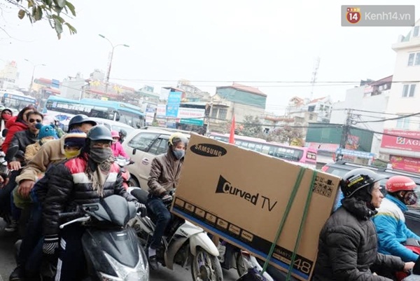 Người Hà Nội - Sài Gòn hối hả về quê nghỉ Tết sau buổi làm việc cuối cùng của năm - Ảnh 8.