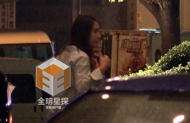 Hai chị em Jessica - Krystal tung tẩy hẹn hò, Tyler Kwon làm trợ lý chụp hình - Ảnh 1.