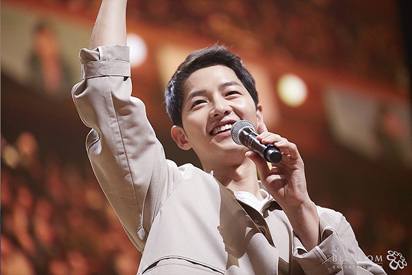 Clip: Lee Kwang Soo tặng hoa Song Joong Ki khiến hơn 4.000 fan hò hét điên đảo - Ảnh 17.