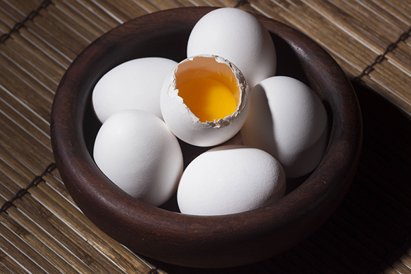 Nhìn lòng đỏ trứng, bạn có biết quả trứng nào được sinh bởi con gà khỏe mạnh? - Ảnh 1.