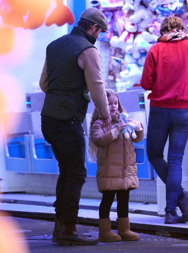 Công chúa Harper Beckham hí hửng đi chơi đón Giáng sinh cùng gia đình - Ảnh 3.
