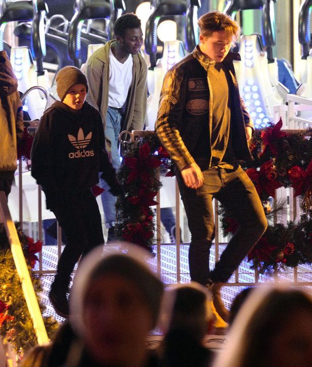 Công chúa Harper Beckham hí hửng đi chơi đón Giáng sinh cùng gia đình - Ảnh 12.