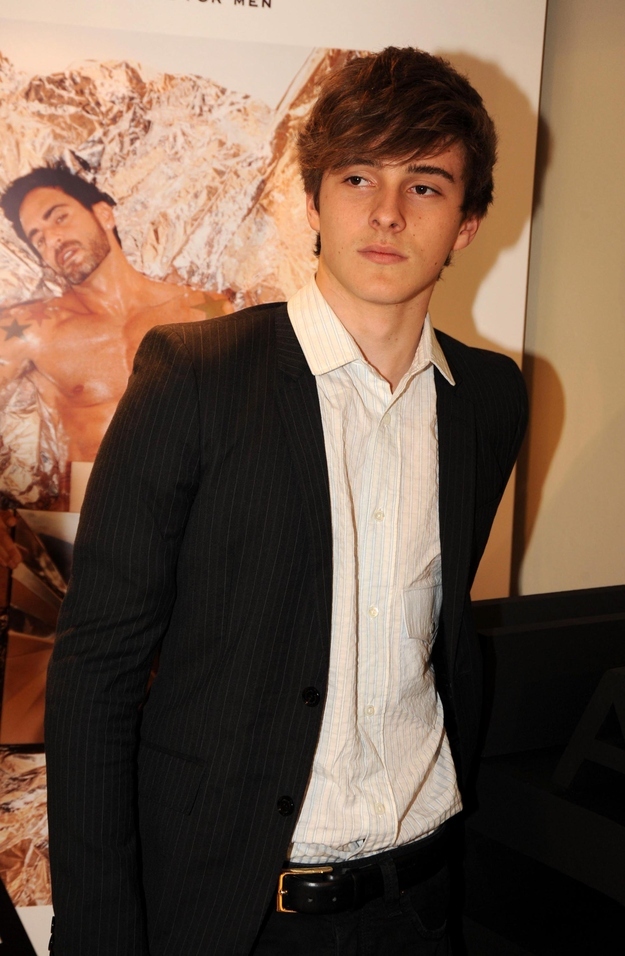 Ngắm loạt ảnh n&agrave;y đi, bạn sẽ phải m&ecirc; mẩn vẻ đẹp của em trai Emma Watson - Ảnh 20.