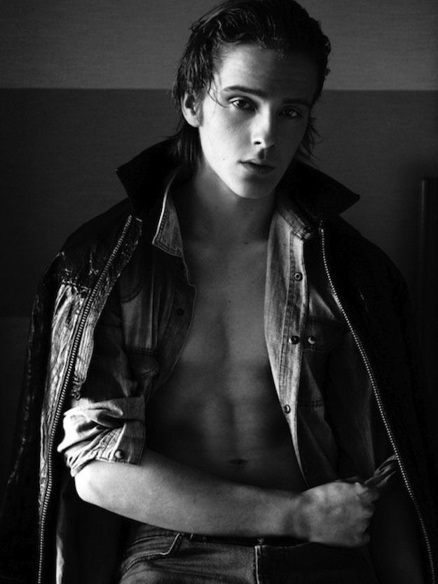 Ngắm loạt ảnh n&agrave;y đi, bạn sẽ phải m&ecirc; mẩn vẻ đẹp của em trai Emma Watson - Ảnh 18.