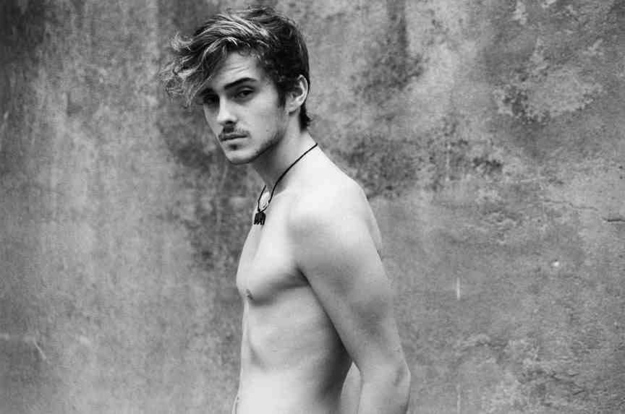 Ngắm loạt ảnh n&agrave;y đi, bạn sẽ phải m&ecirc; mẩn vẻ đẹp của em trai Emma Watson - Ảnh 16.