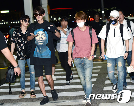 Taeyeon xị mặt, cùng SNSD, EXO và dàn nghệ sĩ SM cùng đổ bộ sân bay đi Hawaii - Ảnh 14.