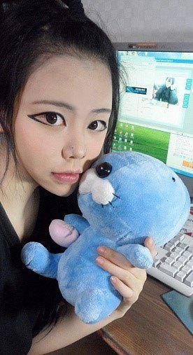 Ở Hàn Quốc có một trào lưu trang điểm bị gọi là kinh tởm - Ảnh 2.