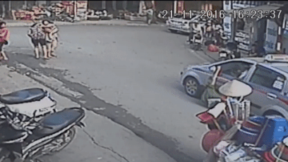 Hà Nội: Xe taxi kéo lê thiếu tá công an hàng chục mét trên đường - Ảnh 1.