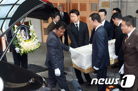 Nghẹn lòng trước những hình ảnh trong đám tang nam diễn viên Kim Sung Min - Ảnh 11.