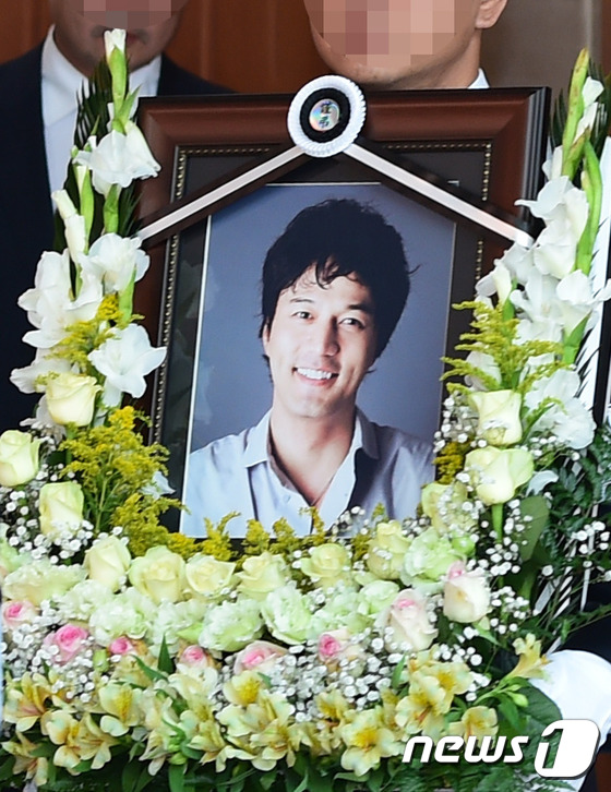 Nghẹn lòng trước những hình ảnh trong đám tang nam diễn viên Kim Sung Min - Ảnh 16.