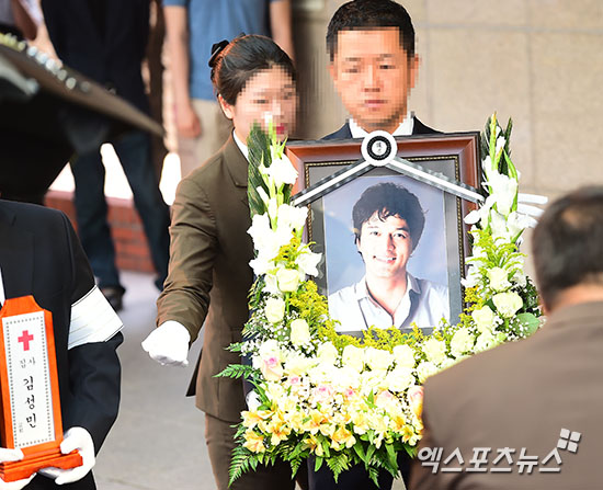 Nghẹn lòng trước những hình ảnh trong đám tang nam diễn viên Kim Sung Min - Ảnh 4.
