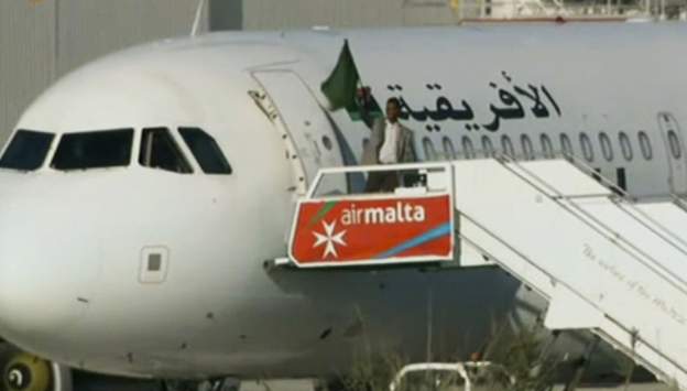 Không tặc trên máy bay Libya đầu hàng, toàn bộ 118 người đã được thả - Ảnh 5.