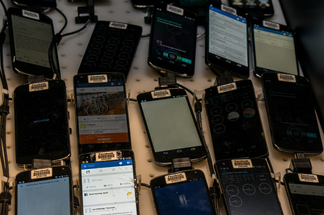 Bên trong căn phòng bí mật chứa 2.000 smartphone thử nghiệm ứng dụng của Facebook - Ảnh 6.