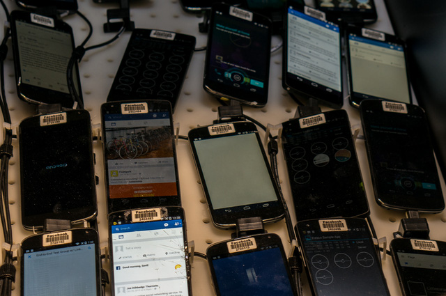 B&ecirc;n trong căn ph&ograve;ng b&iacute; mật chứa 2.000 smartphone thử nghiệm ứng dụng của Facebook - Ảnh 6.
