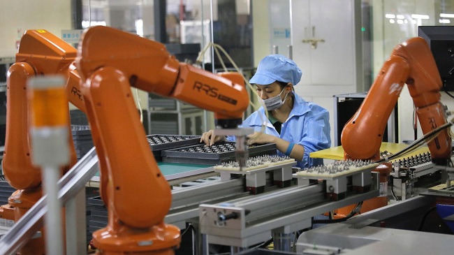 Robot sắp khiến 60.000 nhân công lắp ráp iPhone mất việc - Ảnh 1.