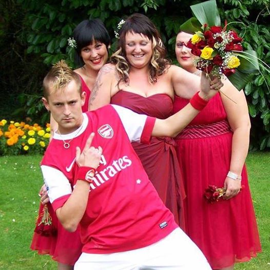 Chú rể mặc nguyên trang phục thi đấu của Arsenal trong ngày cưới - Ảnh 1.