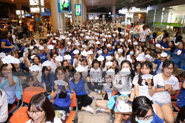 Yesung bị bao vây bởi đám đông fan chật kín, fan bưng mặt khóc vì quá xúc động - Ảnh 23.