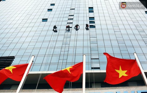 Người nhện ở H&agrave; Nội đu m&igrave;nh tr&ecirc;n những t&ograve;a nh&agrave; cao tầng để mưu sinh  - Ảnh 3.