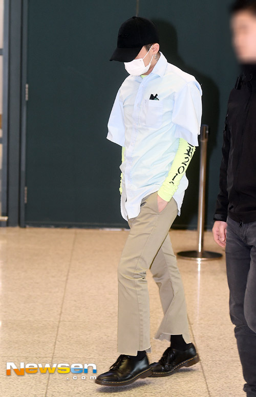 G-Dragon bị netizen Hàn mỉa là ăn mặc như tội phạm bị áp giải - Ảnh 1.