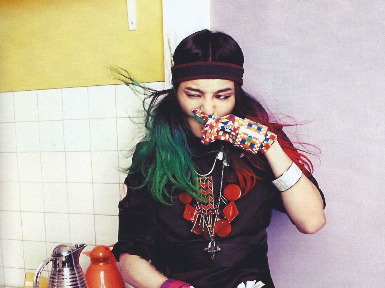 Xanh lá mạ? Không sao, G-Dragon vẫn cân được tất! - Ảnh 6. Xanh lá mạ? Không sao, G-Dragon vẫn cân được tất! - Ảnh 6.