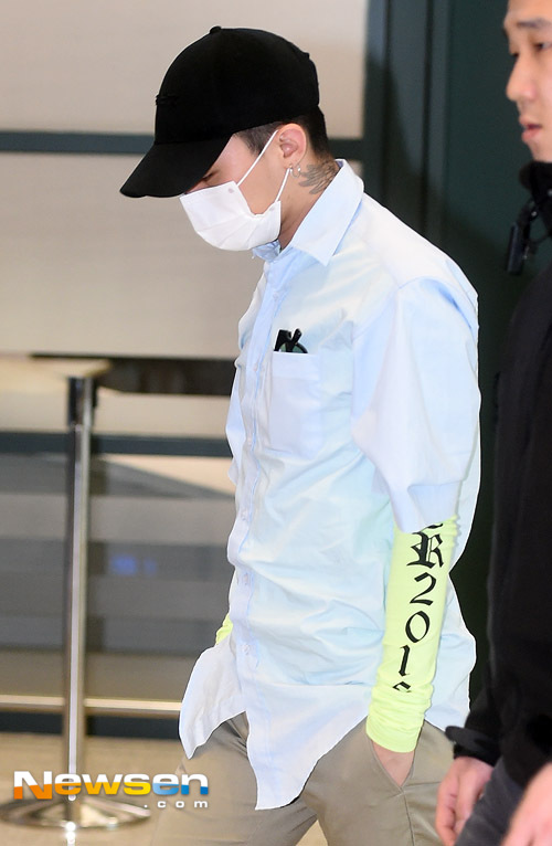 G-Dragon bị netizen Hàn mỉa là ăn mặc như tội phạm bị áp giải - Ảnh 2.