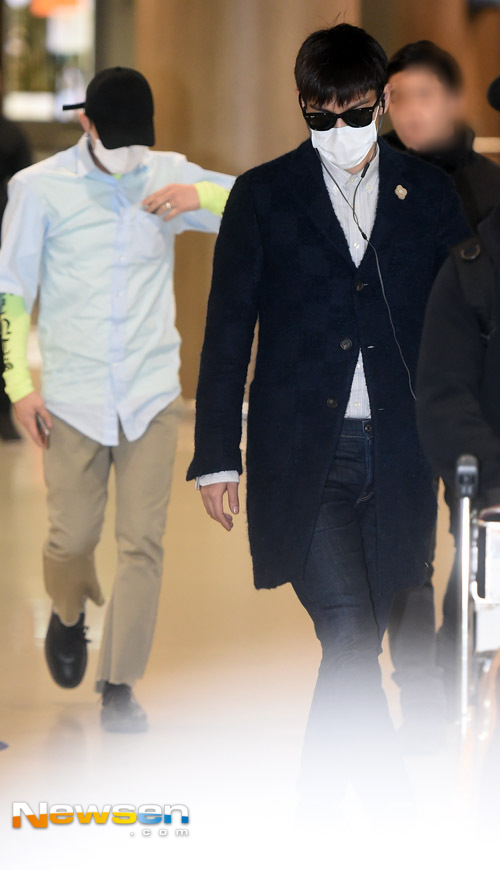 G-Dragon bị netizen Hàn mỉa là ăn mặc như tội phạm bị áp giải - Ảnh 3.