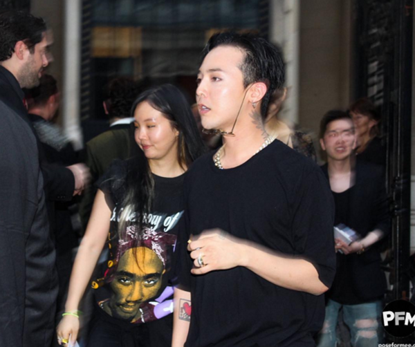 G-Dragon phì phèo khói thuốc, rời show Haider Ackermann tại Paris - Ảnh 4.